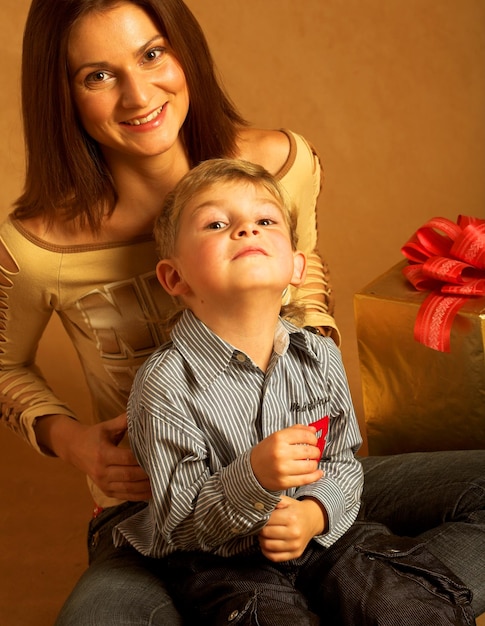 Mujer y niño, verificar, regalos de navidad