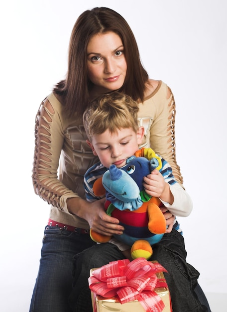 Mujer y niño, verificar, regalos de navidad