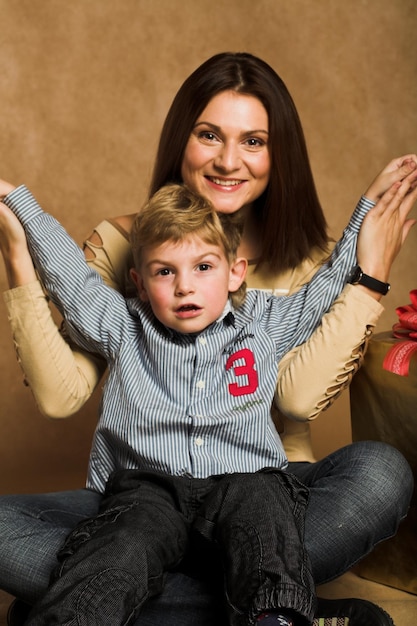 Mujer y niño, verificar, regalos de navidad