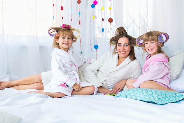 Mujer y niños en la cama.