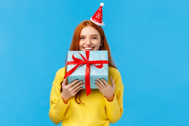 mujer no puede esperar darle a su hermano su regalo, sonriendo llevar lindo regalo envuelto de Navidad