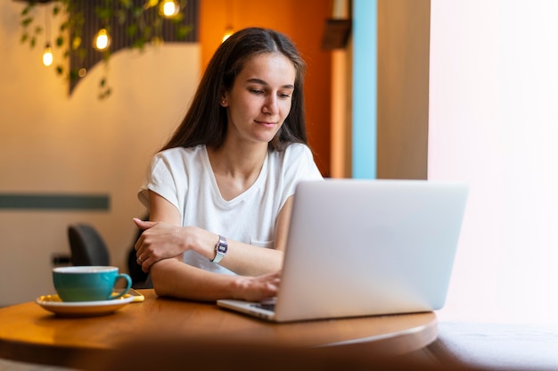 Foto mujer nómada de tiro medio trabajando