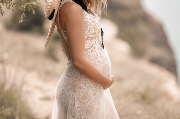 Mujer novia el día de la boda en un paseo romántico entre montañas y rocas