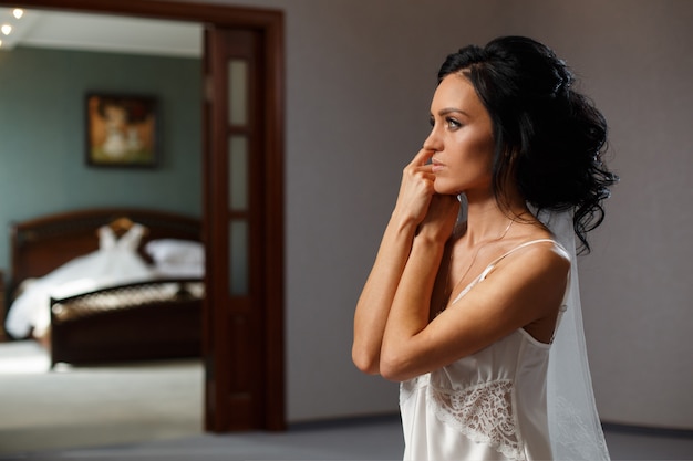 mujer novia sonriente en el dormitorio