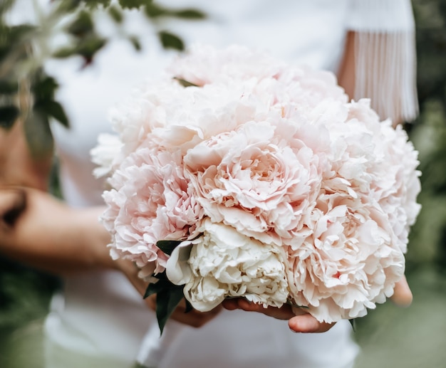 mujer novia sosteniendo un ramo de flores de boda