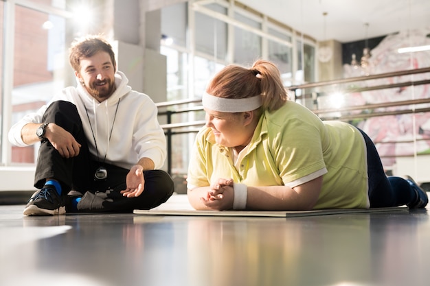 Mujer obesa entrenamiento de pérdida de peso con entrenador