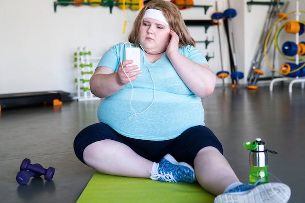 Mujer obesa en gimnasio