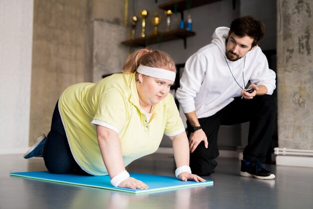 Mujer obesa haciendo deporte