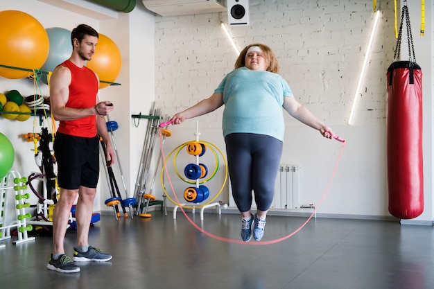 Mujer obesa con saltar la cuerda