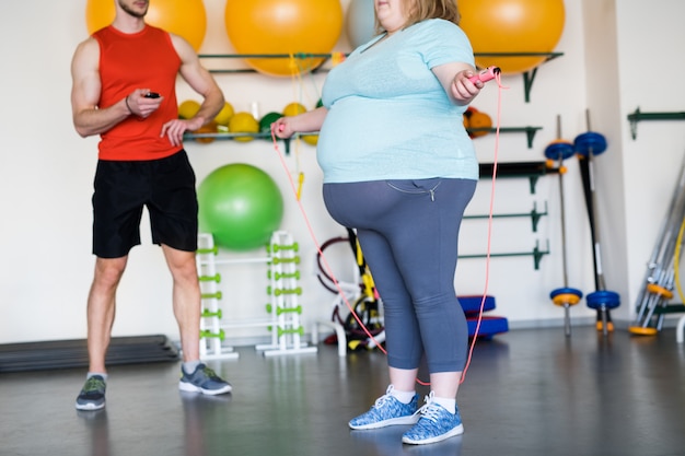 Mujer obesa con saltar la cuerda