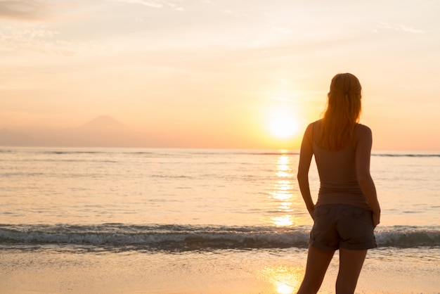 Mujer, observar, ocaso