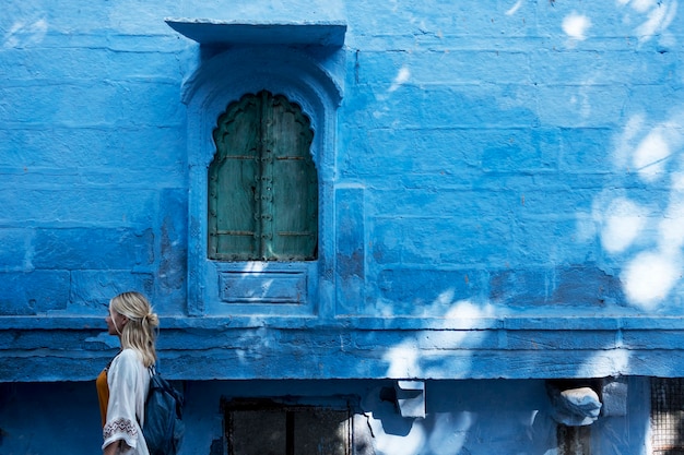 Mujer occidental explorando la ciudad azul, Jodhpur India