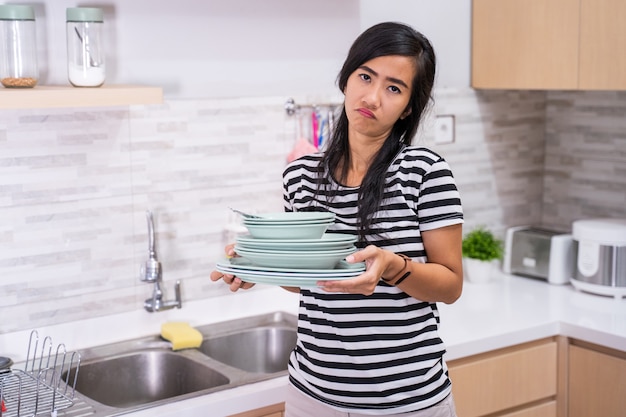 La mujer odia lavar el plato