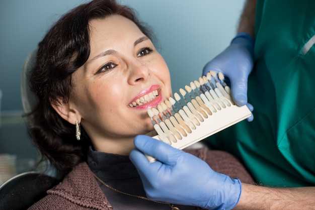 Mujer en la oficina de la clínica dental