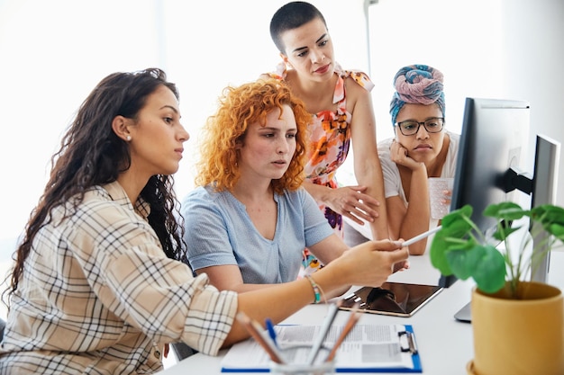 Mujer oficina de negocios empresaria equipo trabajo en equipo inicio reunión trabajo amigo colega