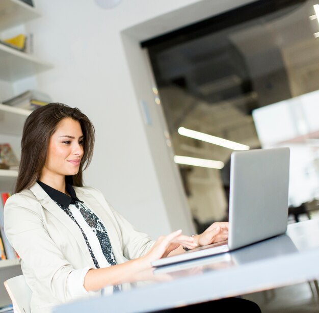 Mujer en la oficina