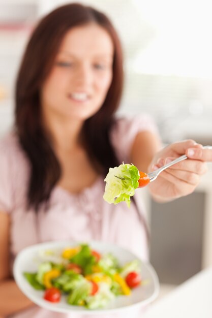 Una mujer ofrece ensalada