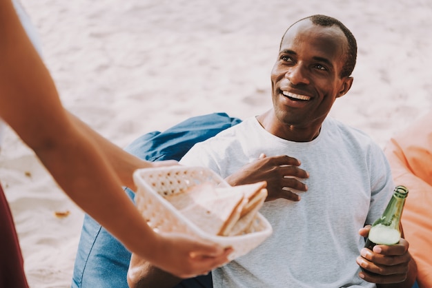 Mujer ofrece Sandwich a Happy Guy en Picnic