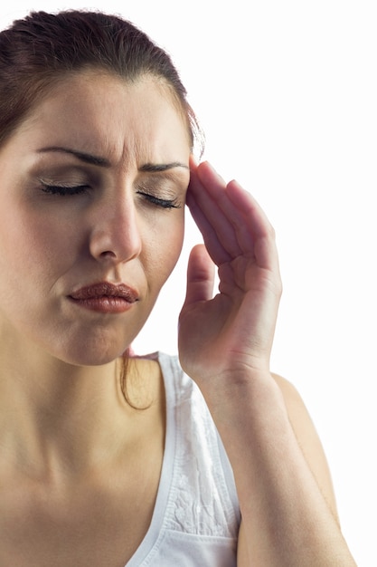 Mujer con los ojos cerrados y con dolor de cabeza