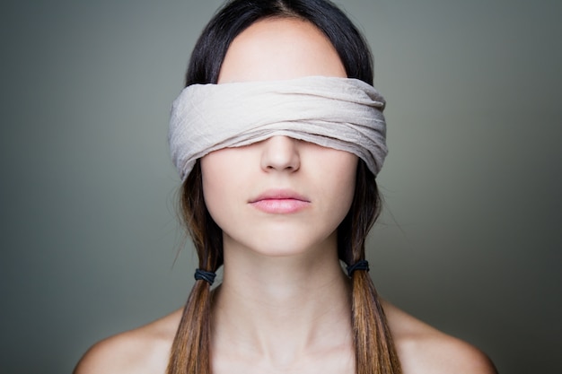 Foto mujer con los ojos vendados