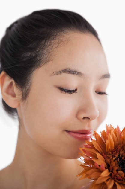 Foto mujer oliendo una flor