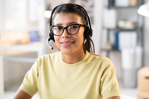 Mujer operadora de call center y atención al cliente