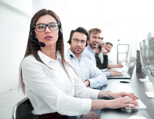 Mujer operadora en el lugar de trabajo en el centro de atención telefónica