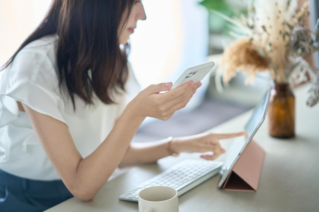 Una mujer operando un teléfono inteligente