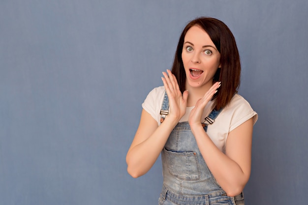 Mujer optimista de 30-33 años, con una camiseta blanca informal, aislada