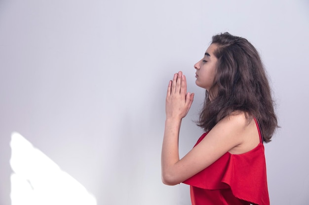 Mujer de oración en fondo gris