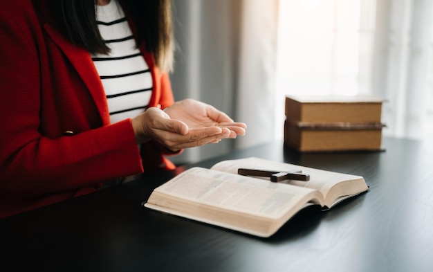 Foto mujer orando en la sagrada biblia en la mañana mujer mano con biblia orando christian life crisis oración a diosxaxa