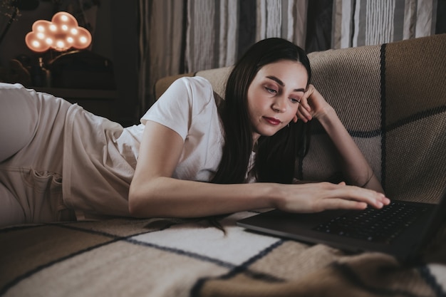 Mujer con ordenador portátil y escribiendo en el teclado