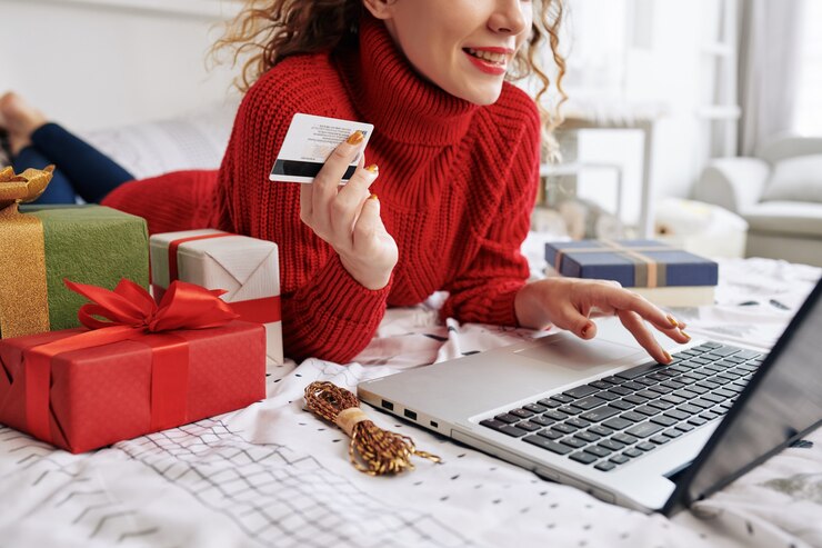 Foto mujer ordenando regalos de navidad