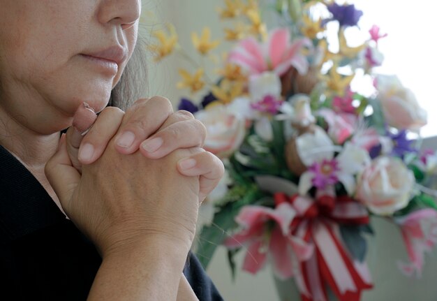 Foto mujer ore por la bendición de dios para desear tener una vida mejor.