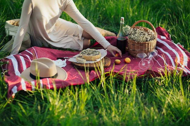 Mujer organizó un picnic en el parque