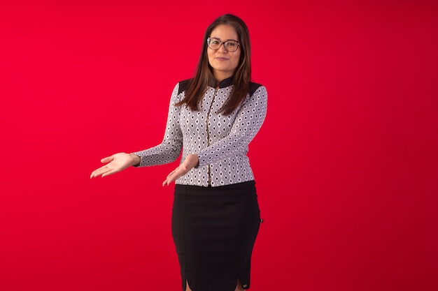 Mujer oriental adulta vistiendo ropa formal en foto de estudio con fondo azul.