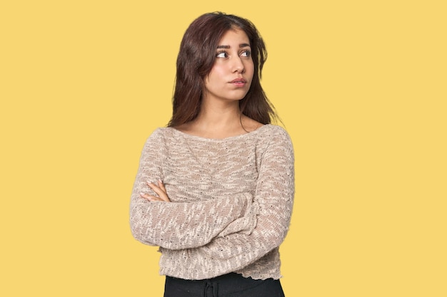 Foto mujer de oriente medio en el estudio cansada de una tarea repetitiva