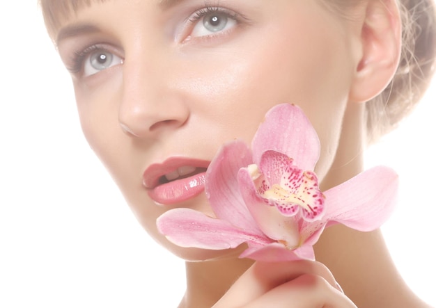 Mujer con orquídea rosa