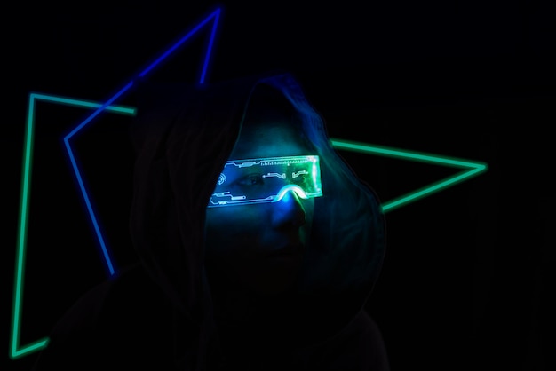 Mujer en la oscuridad con gafas futuristas.