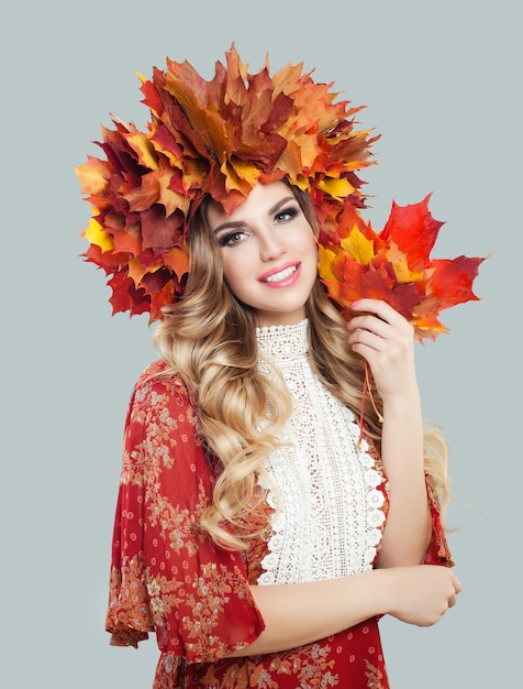 Mujer de otoño Hermosa modelo en corona de hojas de otoño