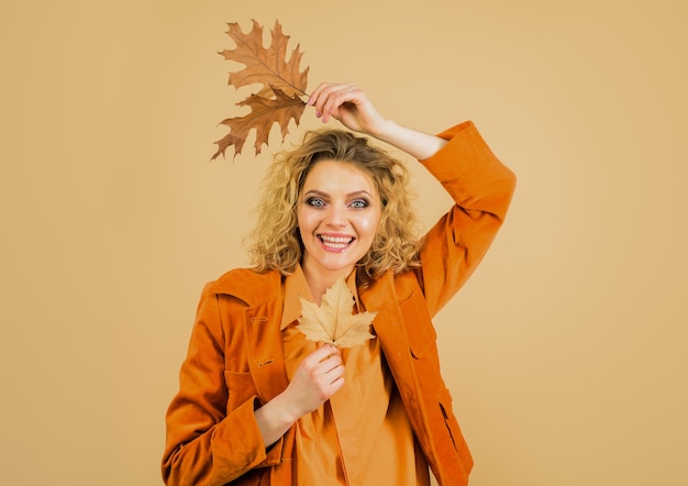 Foto mujer de otoño con hojas doradas hermosa joven con hojas de otoño follaje otoñal otoño