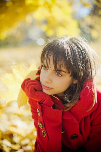 Mujer en otoño parque