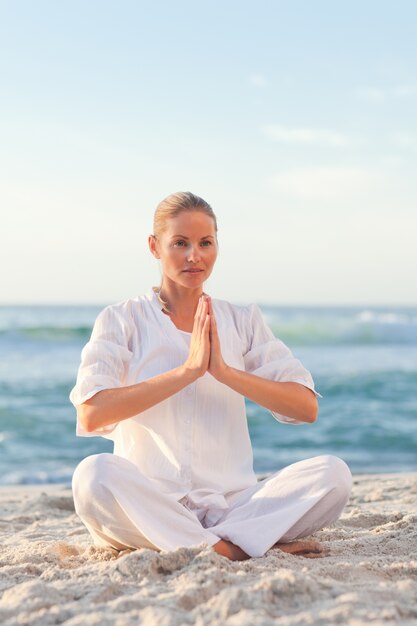 Mujer pacífica practicando yoga