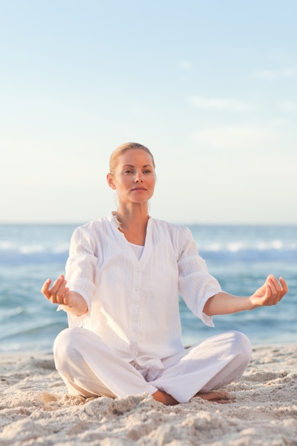 Mujer pacífica practicando yoga