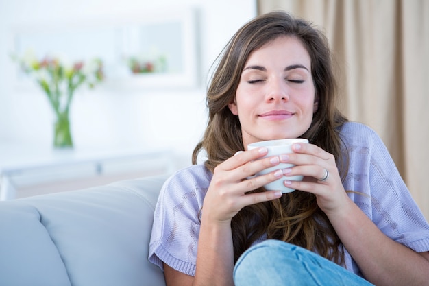 Foto mujer pacífica que sostiene la taza de café