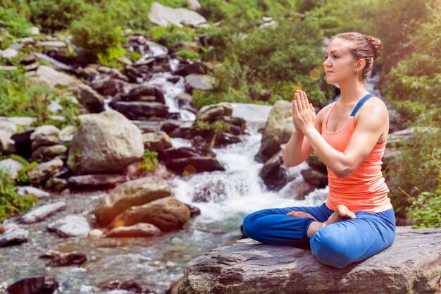 Mujer en Padmasana al aire libre