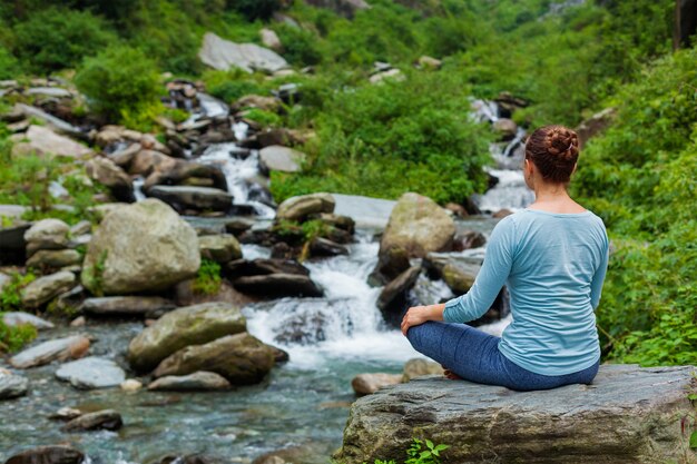 Mujer en Padmasana al aire libre