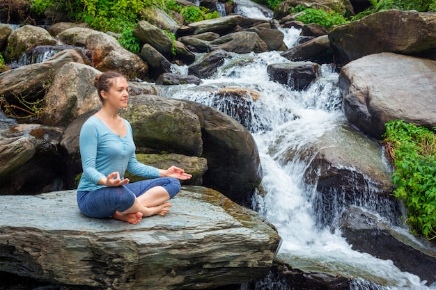 Mujer en Padmasana al aire libre