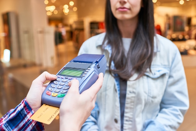 Foto mujer pagando con tarjeta de crédito