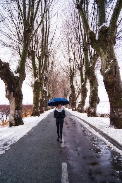 Mujer en paisaje nevado